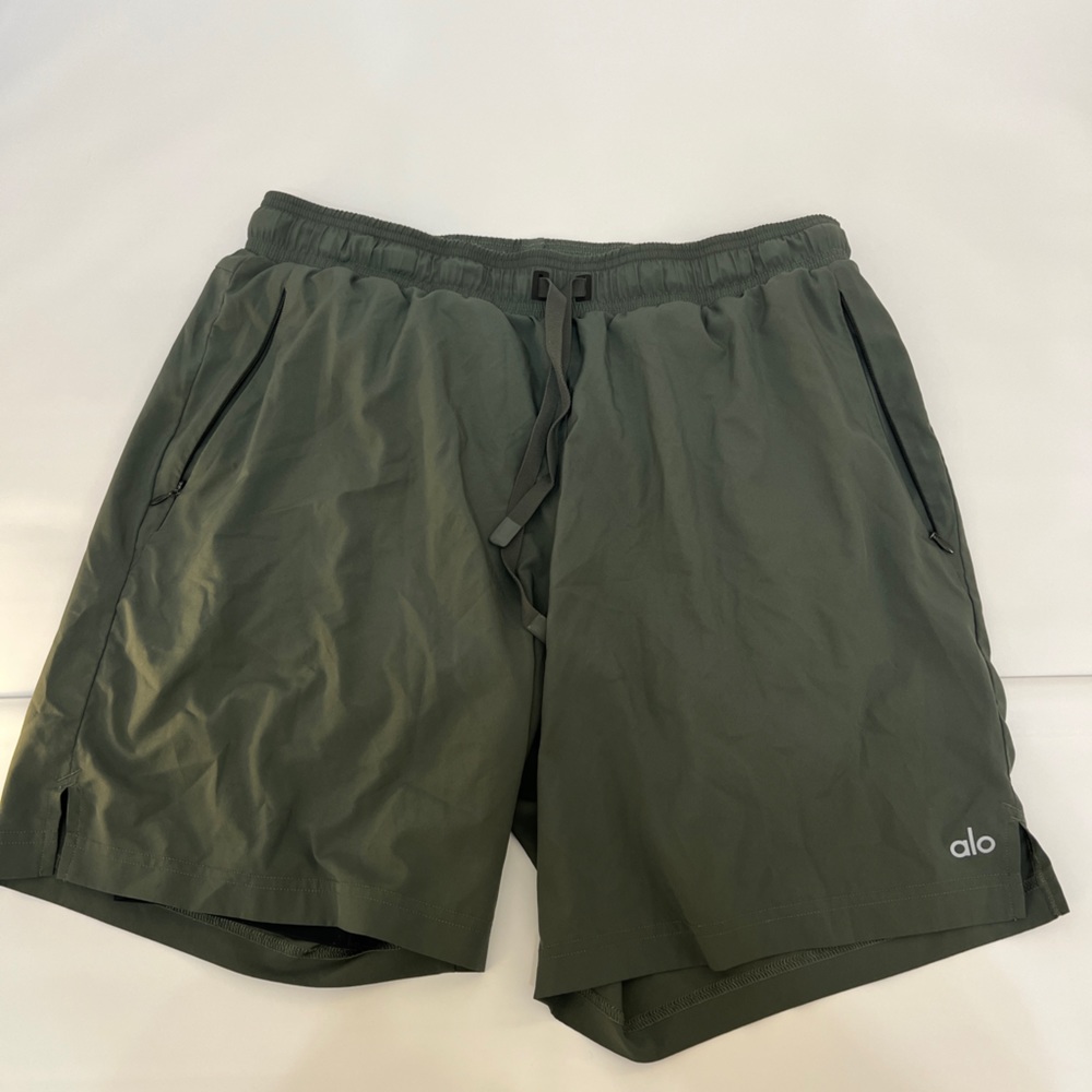 Alo yoga utility shorts XL
